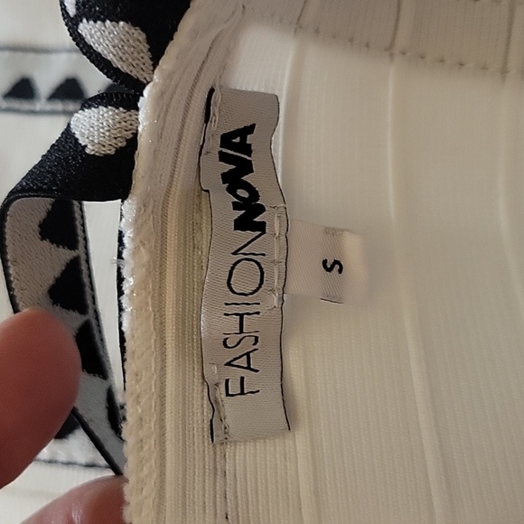 Fashion Nova Woman's White & Black Sleeveless Dress , Size: S - Picture 2 of 8